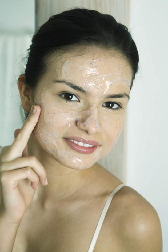 西方人,脸,头,脸颊,一个人,家,竖图,室内,特写,白天,正面,欧洲,欧洲人,仅一个年轻女性,仅一个女性,仅一个人,内衣,房屋,屋子,涂抹,楼房,裸露,住宅,抹,洗面奶,裸,年轻女性,女人,女性,白种人,头部,脸部,脸蛋,面部,半身,彩图,房子