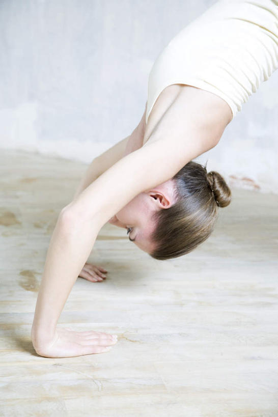 西方人,一个人,竖图,室内,白天,侧面,地板,欧洲,欧洲人,仅一个年轻女性,仅一个女性,仅一个人,撑,倒立,墙,地面,生活,木地板,墙壁,墙面,健康,减肥,撑着,年轻女性,女人,女性,白种人,半身,彩图