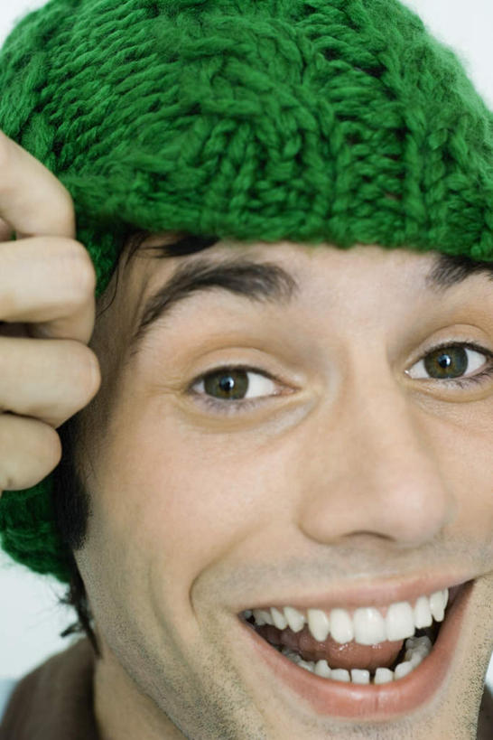 西方人,一个人,站,竖图,室内,特写,白天,白色背景,正面,帽子,欧洲,欧洲人,仅一个男性,仅一个人,掀,拿,拿着,注视,仅一个年轻男性,绿色,观察,看,站着,摄影,影棚,观看,察看,绒线帽,关注,掀起,男人,男性,年轻男性,白种人,站立,半身,彩图,影棚拍摄,拍摄