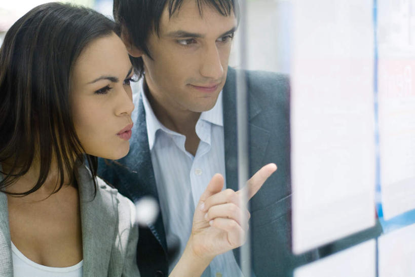 西方人,两个人,夫妻,站,说,横图,室外,白天,正面,爱情,窗户,落地窗,橱窗,欧洲,欧洲人,指,浪漫,方向,海报,玻璃窗,广告,手势,恩爱,恋人,挑选,指向,选择,宣传,交流,男人,男性,年轻男性,年轻女性,女人,女性,白种人,情侣,沟通,讲话,交谈,说话,谈话,半身,彩图,伴侣