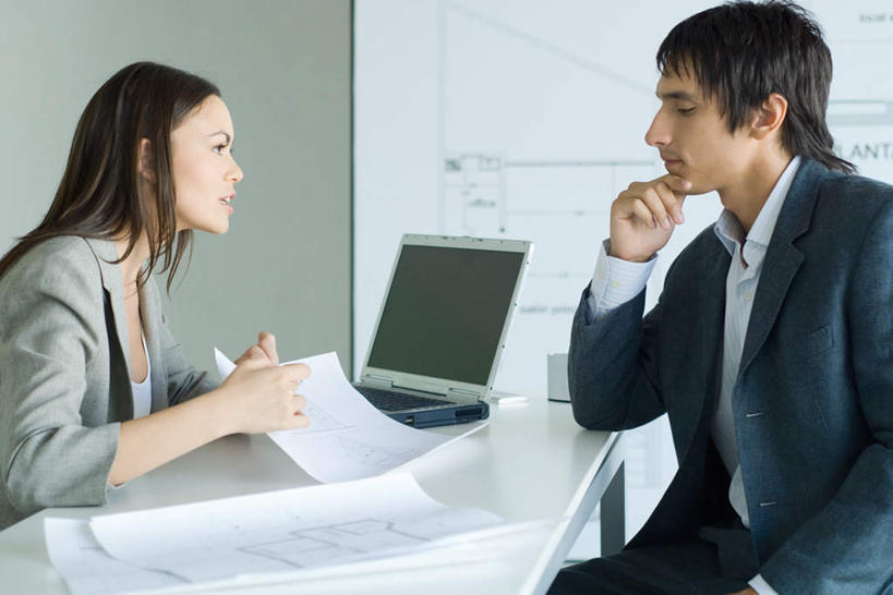 西方人,两个人,同事,办公室,坐,横图,室内,白天,侧面,成功,合作,团队,集体,信心,电脑,笔记本电脑,家具,桌子,笔筒,欧洲,欧洲人,撑,握,网络,笔,材料,档案,文件,办公桌,设计图,拿,拿着,托腮,注视,通讯设备,队伍,资料,观察,看,托,握着,观看,察看,无线,领导,成就,关注,托下巴,文档,通信设备,无线网络,合伙,领袖,工程图,草图,蓝图,无线上网,便携式电脑,办公家具,投影幕,手提电脑,男人,男性,年轻男性,年轻女性,女人,女性,白种人,设计,坐着,半身,彩图