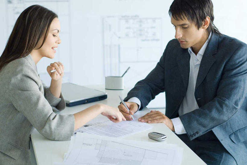 西方人,两个人,同事,办公室,笑,打电话,微笑,露齿笑,横图,室内,白天,正面,成功,合作,团队,集体,信心,电脑,笔记本电脑,家具,桌子,电话,手机,笔筒,欧洲,欧洲人,写,指,网络,笔,材料,档案,文件,办公桌,设计图,方向,通讯设备,队伍,资料,手势,签名,无线,领导,指向,成就,文档,通信设备,无线网络,合伙,领袖,工程图,草图,蓝图,无线上网,便携式电脑,办公家具,投影幕,交流,手提电脑,男人,男性,年轻男性,年轻女性,女人,女性,白种人,设计,沟通,通话,半身,彩图