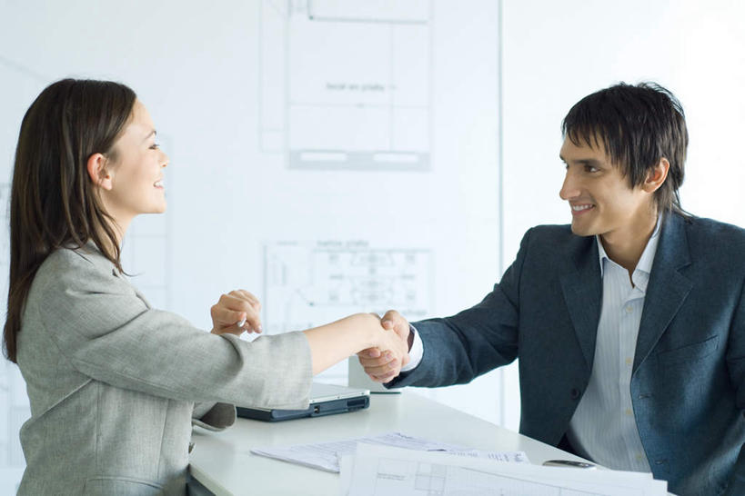 西方人,两个人,同事,商务人士,设计师,建筑师,商务男性,商务女性,办公室,坐,握手,笑,说,微笑,露齿笑,横图,室内,白天,正面,衬衫,讨论,成功,合作,团队,集体,信心,电脑,笔记本电脑,家具,桌子,欧洲,欧洲人,套装,网络,图纸,办公桌,设计图,注视,通讯设备,队伍,观察,看,介绍,观看,察看,无线,领导,成就,购买,关注,房地产,销售,通信设备,商务装,无线网络,合伙,领袖,工程图,草图,蓝图,无线上网,便携式电脑,工薪阶层,办公家具,投影幕,交流,手提电脑,男人,男性,年轻男性,年轻女性,女人,女性,白种人,白领,美术设计员,上班族,设计,设计家,设计者,搀手,沟通,讲话,交谈,拉手,商讨,手拉手,手握手,说话,谈话,坐着,半身,彩图,衬衣