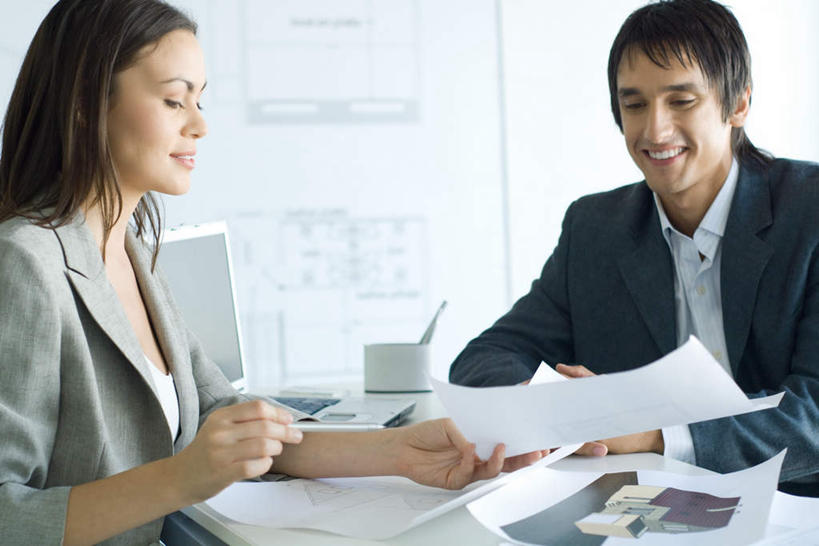 西方人,两个人,同事,商务人士,设计师,建筑师,商务男性,商务女性,办公室,坐,笑,说,微笑,露齿笑,横图,室内,白天,正面,衬衫,讨论,成功,合作,团队,集体,信心,电脑,笔记本电脑,家具,桌子,笔筒,欧洲,欧洲人,握,套装,网络,笔,图纸,办公桌,设计图,拿,拿着,注视,通讯设备,队伍,观察,看,握着,介绍,观看,察看,无线,领导,成就,购买,关注,房地产,销售,通信设备,商务装,无线网络,合伙,领袖,工程图,草图,蓝图,无线上网,便携式电脑,工薪阶层,办公家具,投影幕,交流,手提电脑,男人,男性,年轻男性,年轻女性,女人,女性,白种人,白领,美术设计员,上班族,设计,设计家,设计者,沟通,讲话,交谈,商讨,说话,谈话,坐着,半身,彩图,衬衣