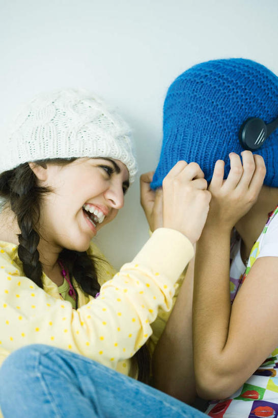 西方人,两个人,伙伴,朋友,坐,笑,微笑,露齿笑,竖图,室内,白天,正面,友谊,帽子,欧洲,欧洲人,两顶,握,服装,墙,拿,拿着,注视,休闲装,相视,墙壁,墙面,衣服,蓝色,白色,观察,看,张嘴,休闲,面对面,休闲服,握着,服饰,观看,对视,扯,察看,关注,相对,张大嘴巴,相看,编织帽,友情,男人,男性,年轻男性,年轻女性,女人,女性,白种人,张开嘴,抬头,仰头,坐着,半身,彩图