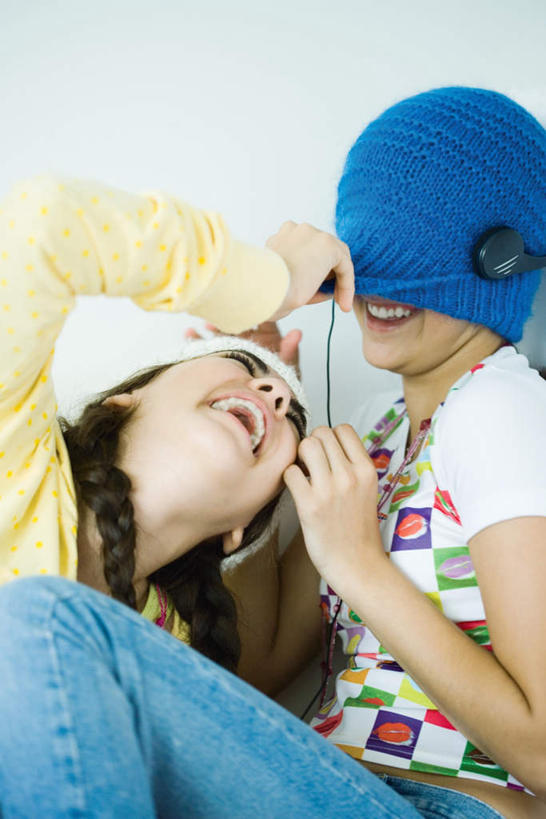 西方人,两个人,伙伴,朋友,坐,笑,微笑,露齿笑,竖图,室内,白天,正面,友谊,帽子,欧洲,欧洲人,两顶,握,服装,墙,拿,拿着,注视,休闲装,墙壁,墙面,衣服,蓝色,白色,观察,看,张嘴,休闲,休闲服,握着,服饰,观看,扯,察看,关注,张大嘴巴,编织帽,友情,男人,男性,年轻男性,年轻女性,女人,女性,白种人,张开嘴,抬头,仰头,坐着,半身,彩图