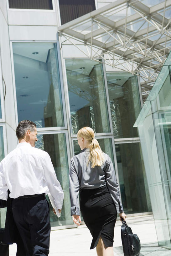 西方人,背部,两个人,商务人士,商务男性,商务女性,站,说,竖图,室外,白天,衬衫,讨论,窗户,楼梯,门,汽车,欧洲,欧洲人,许多,握,套装,包,公文包,阶梯,拿,拿着,玻璃窗,台阶,车,两个,背面,门框,交通工具,轿车,站着,握着,介绍,公事包,商务装,工薪阶层,交流,男人,男性,年轻男性,年轻女性,女人,女性,白种人,白领,上班族,沟通,讲话,交谈,商讨,说话,谈话,半身,彩图,衬衣