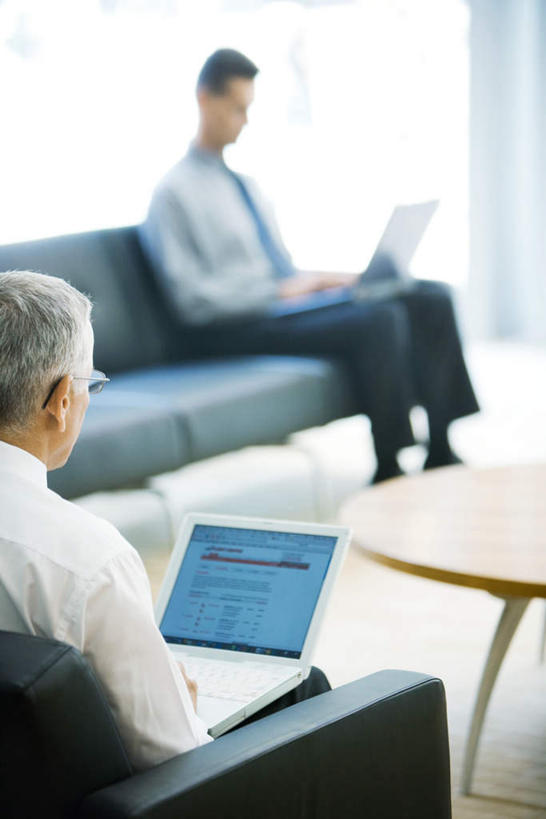 西方人,两个人,商务人士,商务男性,坐,竖图,俯视,室内,白天,衬衫,电脑,笔记本电脑,窗户,落地窗,沙发,桌子,欧洲,欧洲人,套装,朦胧,模糊,办公桌,注视,通讯设备,玻璃窗,观察,看,观看,两台,察看,无线,操作,关注,通信设备,商务装,便携式电脑,工薪阶层,手提电脑,老年男性,男人,男性,年轻男性,白种人,白领,上班族,坐着,半身,彩图,高角度拍摄,衬衣,皮沙发