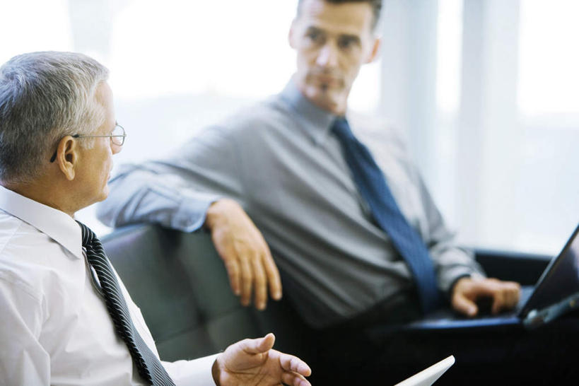 西方人,两个人,商务人士,商务男性,坐,横图,室内,白天,正面,衬衫,电脑,笔记本电脑,窗户,落地窗,沙发,桌子,欧洲,欧洲人,套装,办公桌,注视,通讯设备,玻璃窗,观察,看,靠,观看,两台,察看,无线,操作,关注,通信设备,商务装,便携式电脑,工薪阶层,手提电脑,老年男性,男人,男性,年轻男性,白种人,白领,上班族,坐着,半身,彩图,衬衣,皮沙发