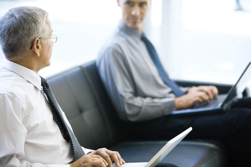 西方人,两个人,商务人士,商务男性,商务女性,坐,横图,俯视,室内,白天,衬衫,电脑,笔记本电脑,沙发,欧洲,欧洲人,套装,朦胧,模糊,网络,墙,注视,通讯设备,相视,墙壁,墙面,观察,看,面对面,观看,对视,两台,察看,无线,关注,通信设备,相对,商务装,无线网络,无线上网,便携式电脑,工薪阶层,相看,手提电脑,男人,男性,年轻男性,白种人,白领,上班族,坐着,半身,彩图,高角度拍摄,衬衣,皮沙发