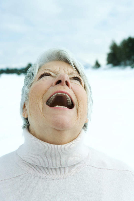 西方人,脸,头,脸颊,一个人,站,笑,微笑,竖图,室外,特写,白天,正面,雪,植物,大雪,欧洲,欧洲人,仅一个女性,仅一个人,积雪,雪景,冬天,注视,树,树木,蓝色,绿色,蓝天,天空,自然,天,观察,看,站着,张嘴,仅一个老年女性,生长,成长,观看,察看,喊叫,关注,张大嘴巴,老年女性,女人,女性,白种人,头部,脸部,脸蛋,面部,张开嘴,抬头,仰头,站立,半身,彩图