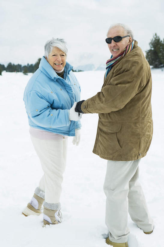 西方人,两个人,夫妻,站,握手,笑,微笑,露齿笑,竖图,俯视,室外,白天,爱情,雪,植物,大雪,欧洲,欧洲人,眼镜,积雪,雪景,冬天,浪漫,注视,树,树木,绿色,天空,自然,天,观察,回头,看,站着,转头,恩爱,恋人,生长,成长,观看,察看,关注,一幅,老年男性,老年女性,男人,男性,女人,女性,白种人,情侣,拉手,手拉手,手握手,站立,彩图,高角度拍摄,全身,伴侣