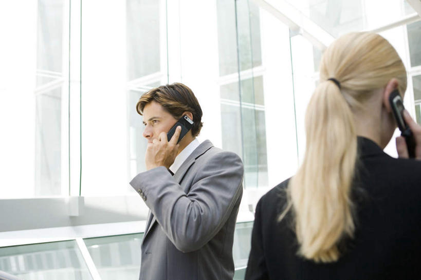 西方人,背部,两个人,商务人士,商务男性,商务女性,站,打电话,横图,室外,白天,正面,衬衫,窗户,落地窗,电话,手机,欧洲,欧洲人,套装,听,注视,通讯设备,玻璃窗,观察,看,站着,观看,两台,察看,关注,商务装,工薪阶层,交流,男人,男性,年轻男性,年轻女性,女人,女性,白种人,白领,上班族,沟通,通话,站立,半身,彩图,衬衣