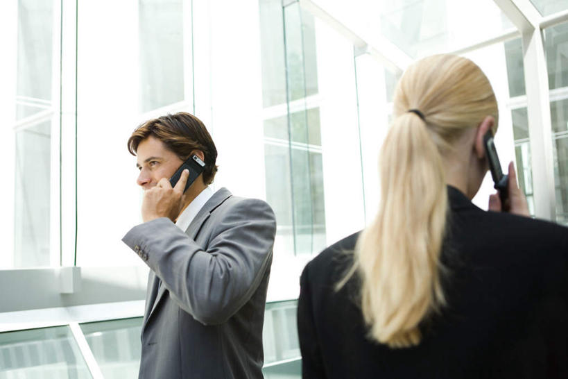 西方人,背部,两个人,商务人士,商务男性,商务女性,站,打电话,横图,室外,白天,正面,衬衫,窗户,落地窗,电话,手机,欧洲,欧洲人,套装,听,注视,通讯设备,玻璃窗,观察,看,站着,观看,两台,察看,关注,商务装,工薪阶层,交流,男人,男性,年轻男性,年轻女性,女人,女性,白种人,白领,上班族,沟通,通话,站立,半身,彩图,衬衣