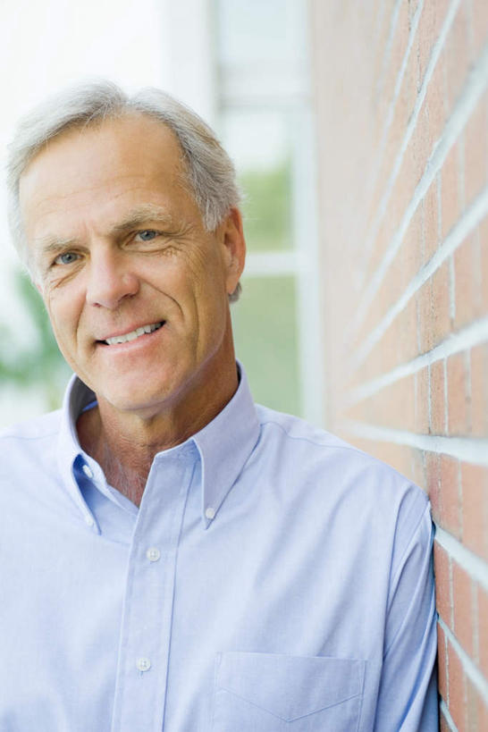 西方人,一个人,商务人士,商务男性,站,笑,微笑,露齿笑,竖图,室外,白天,正面,衬衫,欧洲,欧洲人,仅一个男性,仅一个人,套装,朦胧,模糊,墙,墙壁,墙面,靠,站着,仅一个老年男性,商务装,工薪阶层,老年男性,男人,男性,白种人,白领,上班族,半身,彩图,衬衣