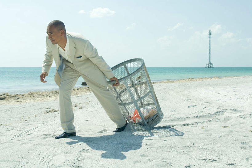 西方人,一个人,站,横图,室外,白天,正面,海浪,海洋,沙滩,欧洲,欧洲人,仅一个男性,仅一个人,阴影,光线,沙子,影子,海岸,浪花,水平线,辽阔,垃圾桶,海平线,沙地,仅一个年轻男性,蓝天,天空,阳光,海水,天,弯,站着,广阔,拖,一望无际,海景,无边无际,一马平川,男人,男性,年轻男性,白种人,大海,风浪,海,海水的波动,海滩,近岸浪,涌浪,彩图,全身,水天相接,水天一线