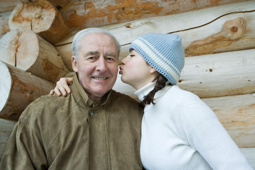 西方人,两个人,父亲,女儿,站,笑,吻,微笑,露齿笑,横图,室外,白天,正面,帽子,欧洲,欧洲人,墙,墙壁,墙面,站着,父女,父爱,搂着,老年男性,男人,男性,年轻女性,女人,女性,白种人,搂,亲,亲吻,半身,彩图