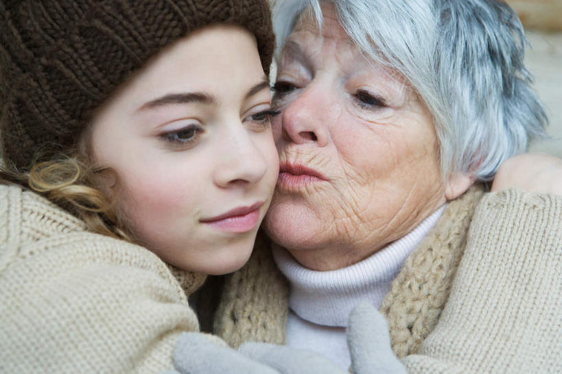 西方人,儿童,老年人,两个人,家庭,祖母,吻,横图,室外,白天,正面,纯洁,帽子,欧洲,欧洲人,服装,墙,注视,墙壁,墙面,小孩,衣服,低头,温暖,温馨,一家人,可爱,童年,童趣,服饰,奶奶,祖孙,羽绒服,保暖,和睦,御寒,童真,烂漫,无邪,外婆,外孙女,外祖母,冬装,天真,老年女性,女孩,女人,女性,白种人,孩子,孙女,亲,亲吻,半身,彩图,融洽,女生