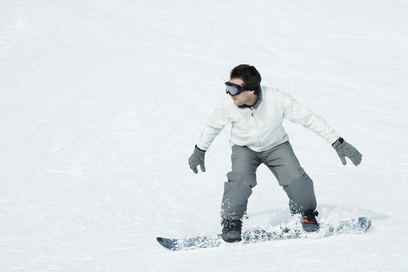 西方人,一个人,站,横图,俯视,室外,白天,锻炼,安全,运动,雪,大雪,欧洲,欧洲人,仅一个男性,仅一个人,服装,装饰,滑雪,眼镜,积雪,雪景,冬天,防护,注视,仅一个年轻男性,衣服,手套,观察,看,站着,温暖,服饰,观看,羽绒服,保暖,护目镜,保护,华丽,滑雪板,点缀,察看,御寒,关注,保险,保全,周全,安稳,安定,衬托,美观,雅致,雅观,安全防护眼镜,风镜,冬装,平安,体育,男人,男性,年轻男性,白种人,站立,张开手臂,彩图,高角度拍摄,全身,健身,防护眼镜