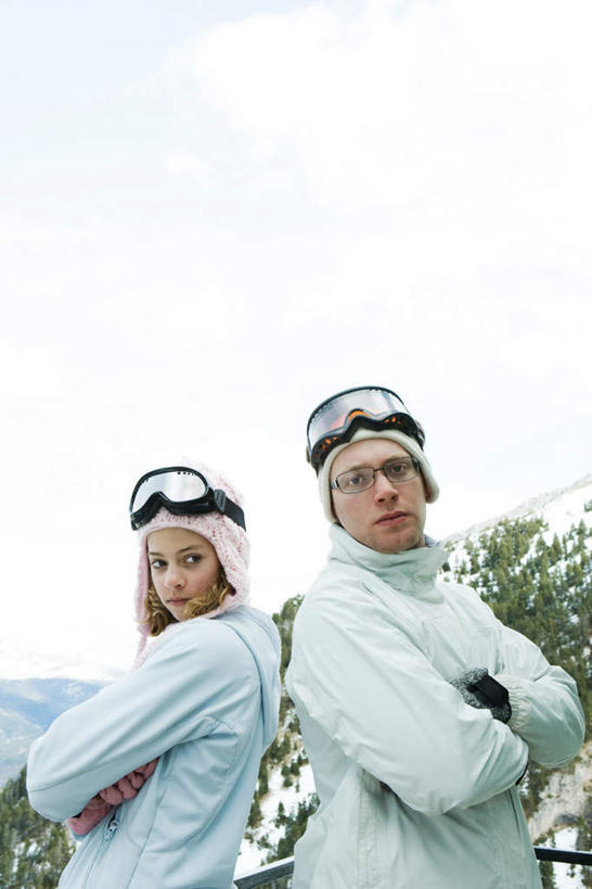 西方人,两个人,夫妻,站,笑,双手交叉,微笑,竖图,室外,白天,仰视,爱情,安全,植物,欧洲,欧洲人,服装,眼镜,防护,浪漫,注视,树,树木,衣服,蓝色,绿色,蓝天,天空,自然,天,观察,看,站着,温暖,恩爱,恋人,服饰,生长,成长,观看,羽绒服,保暖,护目镜,保护,察看,双手抱胸,御寒,关注,保险,保全,周全,安稳,安定,安全防护眼镜,风镜,冬装,平安,男人,男性,年轻男性,年轻女性,女人,女性,白种人,情侣,站立,半身,彩图,低角度拍摄,伴侣,防护眼镜