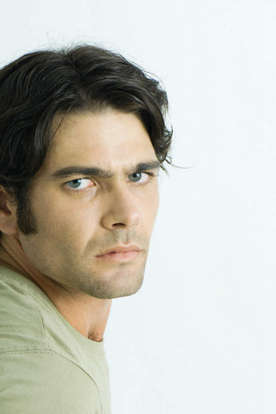 西方人,脸,头,脸颊,一个人,竖图,室内,特写,白天,白色背景,侧面,欧洲,欧洲人,仅一个男性,仅一个人,服装,注视,休闲装,肩膀,仅一个年轻男性,衣服,观察,看,转头,休闲,皱眉,休闲服,摄影,服饰,影棚,观看,察看,关注,男人,男性,年轻男性,白种人,头部,脸部,脸蛋,面部,半身,彩图,影棚拍摄,拍摄