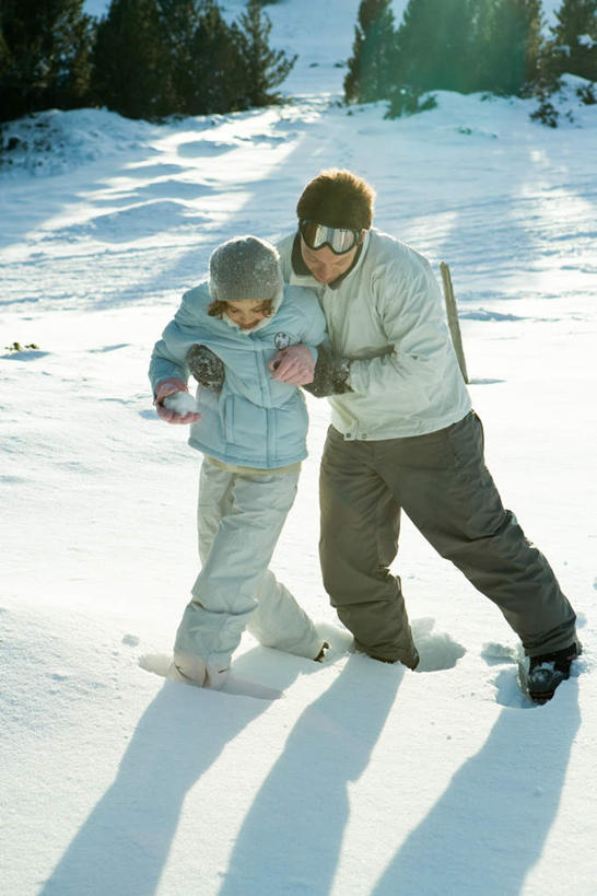 西方人,儿童,两个人,家庭,站,笑,微笑,竖图,室外,白天,正面,雪,植物,大雪,帽子,欧洲,欧洲人,阴影,服装,反射,影子,积雪,雪景,冬季,冬天,注视,休闲装,树,树木,小孩,衣服,蓝色,绿色,蓝天,天空,自然,手套,天,观察,看,站着,休闲,温暖,温馨,一家人,休闲服,寒冷,抬手,服饰,生长,成长,观看,和睦,察看,冰冷,搀扶,关注,严寒,冰凉,酷寒,凛冽,凛凛,极冷,男人,男性,年轻男性,女孩,女人,女性,白种人,孩子,站立,彩图,全身,融洽,女生