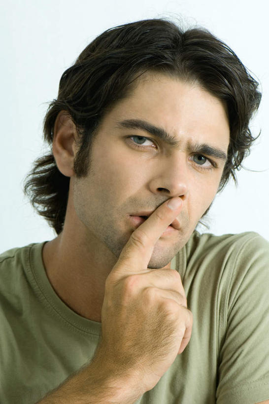 西方人,脸,头,脸颊,手,一个人,竖图,室内,特写,白天,白色背景,正面,欧洲,欧洲人,仅一个男性,仅一个人,服装,注视,休闲装,肩膀,仅一个年轻男性,衣服,观察,看,休闲,皱眉,手部,休闲服,摄影,服饰,影棚,观看,单手,察看,关注,碰,男人,男性,年轻男性,白种人,头部,脸部,脸蛋,面部,半身,彩图,影棚拍摄,拍摄