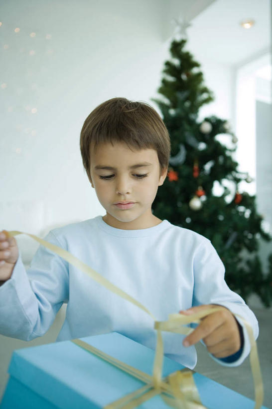 西方人,儿童,一个人,坐,竖图,室外,白天,正面,纯洁,植物,礼盒,礼物,欧洲,圣诞节,欧洲人,仅一个男性,仅一个人,一棵,服装,节日,庆祝,装饰,彩灯,挂饰,纸盒,圣诞树,圣诞球,注视,休闲装,文化,灯,盒子,球,树,树木,一个,小孩,衣服,绿色,自然,包装盒,礼品盒,观察,看,仅一个小孩,庆典,休闲,球体,休闲服,可爱,童年,童趣,服饰,礼品,生长,单个,成长,观看,纪念,华丽,修饰,点缀,察看,关注,拆,童真,烂漫,无邪,衬托,美观,雅致,雅观,天真,男孩,男人,男性,白种人,孩子,坐着,半身,彩图,男生