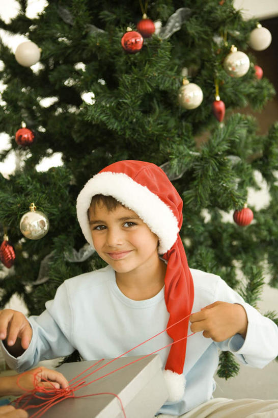 西方人,儿童,一个人,坐,笑,微笑,露齿笑,竖图,室内,白天,正面,纯洁,植物,礼盒,礼物,帽子,欧洲,圣诞节,欧洲人,仅一个女性,仅一个人,一棵,服装,节日,庆祝,装饰,挂饰,纸盒,圣诞树,圣诞球,注视,休闲装,文化,盒子,球,树,树木,一个,小孩,衣服,红色,绿色,自然,包装盒,礼品盒,观察,看,仅一个小孩,庆典,休闲,球体,休闲服,圣诞帽,可爱,童年,童趣,服饰,礼品,生长,单个,成长,观看,纪念,华丽,修饰,点缀,察看,关注,拆,童真,烂漫,无邪,衬托,美观,雅致,雅观,天真,女孩,女人,女性,白种人,孩子,坐着,半身,彩图,女生