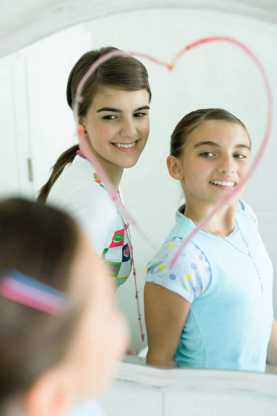 西方人,儿童,两个人,伙伴,朋友,站,笑,微笑,露齿笑,竖图,室内,白天,正面,爱情,友谊,纯洁,镜子,欧洲,欧洲人,服装,爱心,墙,浪漫,注视,休闲装,墙壁,墙面,小孩,衣服,观察,看,站着,休闲,温暖,温馨,心形,休闲服,恩爱,可爱,童年,童趣,服饰,观看,镜像,和睦,察看,镜面,化妆间,关注,童真,烂漫,无邪,天真,友情,女孩,女人,女性,白种人,心型,站立,半身,彩图,融洽,女生