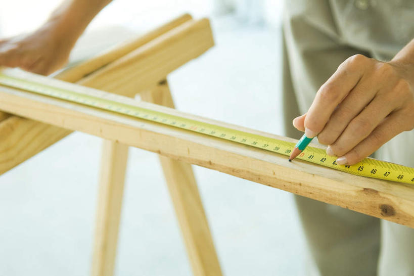 西方人,一个人,横图,俯视,室内,特写,白天,欧洲,欧洲人,仅一个男性,仅一个人,不锈钢,服装,测量,笔,不锈钢制品,瓷砖,地砖,木板,刻度,墙,办公用品,地面,拿,拿着,休闲装,墙壁,墙面,文具,仅一个年轻男性,一个,衣服,尺,铅笔,学习用品,直尺,按,休闲,休闲服,服饰,单个,钢尺,测量工具,文具用品,尺子,衡量,绘图,比例,测绘,量具,量仪,标度,男人,男性,年轻男性,白种人,半身,彩图,高角度拍摄