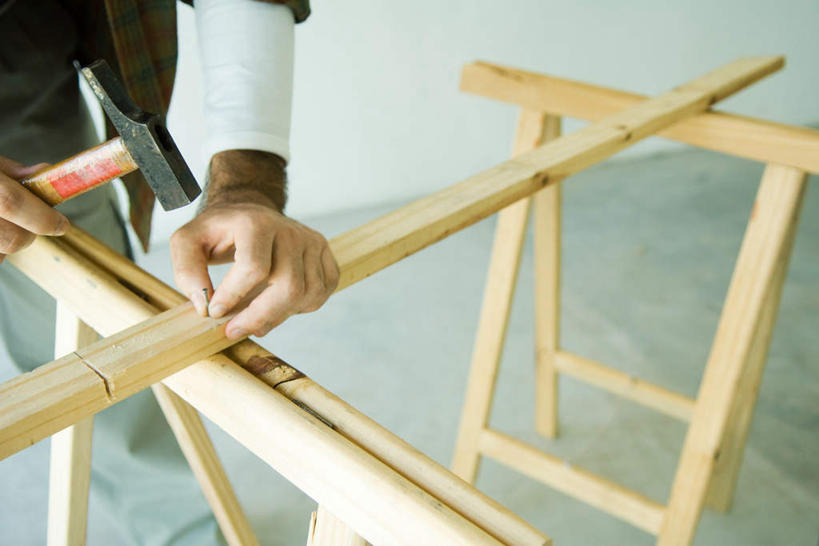 西方人,手,一个人,站,横图,俯视,室内,特写,白天,欧洲,欧洲人,双手,仅一个男性,仅一个人,敲打,服装,锤子,瓷砖,地砖,钉子,工具,榔头,木板,墙,地面,拿,敲,拿着,休闲装,墙壁,墙面,仅一个年轻男性,衣服,站着,休闲,手部,休闲服,服饰,五金,变形,紧固,矫正,塑形,牢固,男人,男性,年轻男性,白种人,半身,彩图,高角度拍摄,稳固