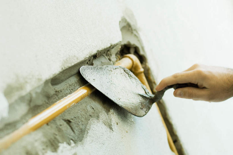 西方人,手,一个人,横图,室内,特写,白天,正面,欧洲,欧洲人,仅一个男性,仅一个人,铲子,墙,拿,铲,拿着,水管,水泥,墙壁,墙面,仅一个年轻男性,按,手部,单手,男人,男性,年轻男性,白种人,半身,彩图