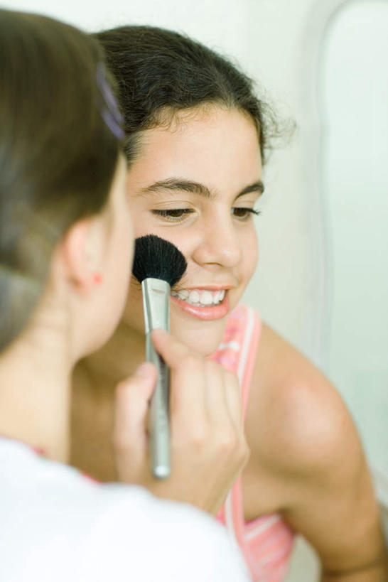 西方人,儿童,背部,两个人,伙伴,朋友,站,笑,微笑,露齿笑,竖图,室内,特写,白天,正面,友谊,纯洁,欧洲,欧洲人,服装,刷,注视,休闲装,相视,小孩,衣服,化妆刷,刷子,观察,看,站着,休闲,面对面,休闲服,可爱,童年,童趣,服饰,腮红刷,观看,对视,察看,美容工具,关注,相对,童真,烂漫,无邪,彩妆刷,化妆工具,相看,天真,友情,女孩,女人,女性,白种人,站立,半身,彩图,女生