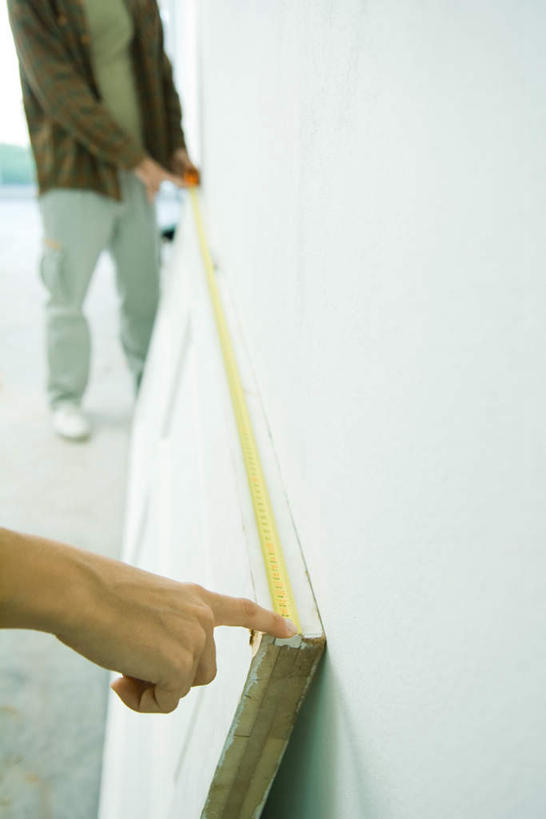 西方人,手,两个人,竖图,俯视,室内,白天,欧洲,欧洲人,一块,不锈钢,服装,朦胧,模糊,测量,笔,不锈钢制品,瓷砖,地砖,钉子,木板,刻度,墙,地面,休闲装,墙壁,墙面,画,衣服,尺,直尺,按,休闲,手部,休闲服,服饰,钢尺,测量工具,五金,尺子,衡量,绘图,紧固,比例,测绘,量具,量仪,标度,牢固,男人,男性,年轻男性,年轻女性,女人,女性,白种人,半身,彩图,高角度拍摄,稳固