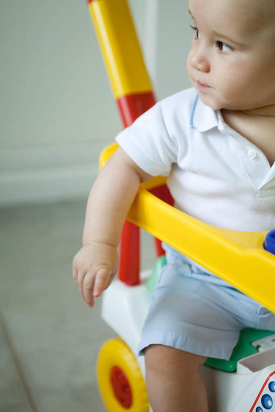 西方人,婴儿,儿童,一个人,坐,竖图,室内,特写,白天,正面,纯洁,欧洲,欧洲人,仅一个人,一辆,服装,朦胧,模糊,瓷砖,地砖,墙,地面,注视,休闲装,墙壁,墙面,车,婴儿车,小孩,衣服,观察,看,转头,休闲,休闲服,可爱,服饰,活泼,观看,察看,关注,载具,宝宝,纯真,烂漫,无邪,宝宝车,婴儿手推车,婴儿推车,伶俐,天真,白种人,孩子,坐着,半身,彩图