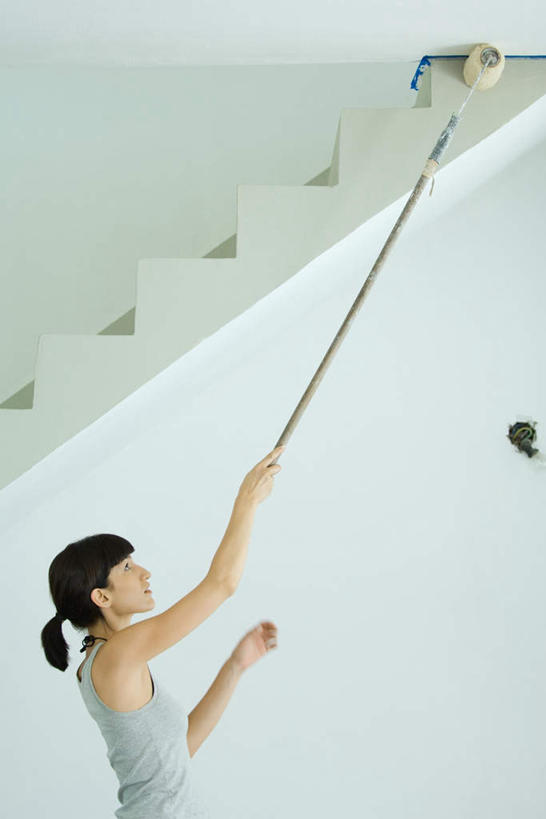 西方人,一个人,站,笑,微笑,露齿笑,竖图,室内,白天,仰视,楼梯,装修,欧洲,欧洲人,仅一个年轻女性,仅一个女性,仅一个人,一把,撑,服装,阶梯,墙,拿,刷,拿着,注视,休闲装,装潢,墙壁,墙面,台阶,衣服,粉刷,刷子,观察,看,站着,休闲,休闲服,服饰,观看,油漆,涂料,察看,撑着,关注,年轻女性,女人,女性,白种人,站立,半身,彩图,低角度拍摄