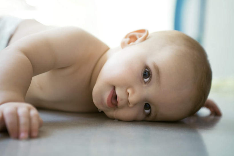 西方人,婴儿,儿童,一个人,横图,室内,白天,正面,纯洁,窗户,欧洲,欧洲人,仅一个人,瓷砖,地砖,地面,注视,尿布,纸尿裤,尿不湿,玻璃窗,小孩,观察,看,趴着,可爱,活泼,观看,察看,纸尿布,关注,宝宝,纯真,烂漫,无邪,纸尿片,伶俐,天真,白种人,孩子,趴,半身,彩图