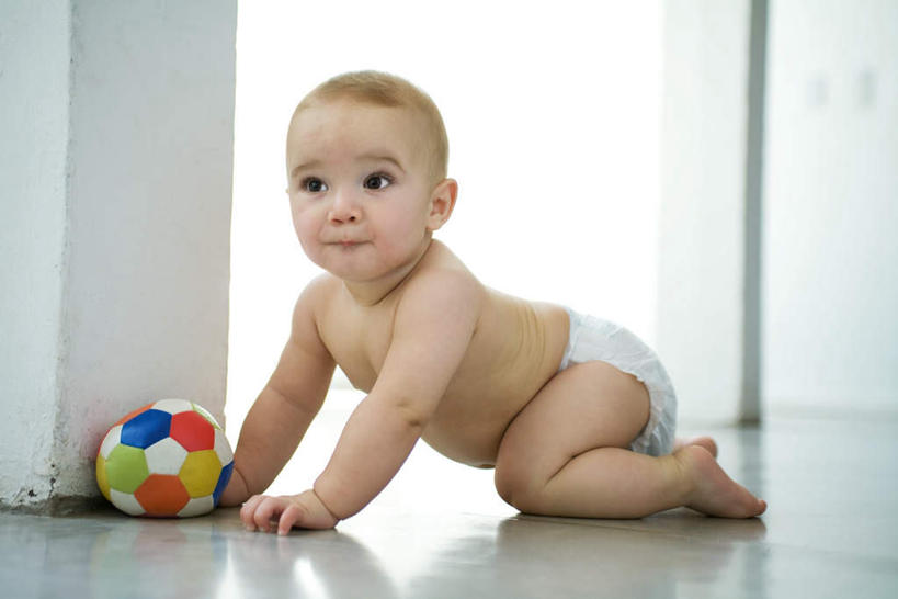 西方人,婴儿,儿童,一个人,笑,微笑,横图,室内,白天,侧面,游戏,纯洁,玩具,欧洲,欧洲人,仅一个人,撑,墙,玩,注视,娱乐,尿布,纸尿裤,尿不湿,墙壁,墙面,一个,小孩,观察,看,趴着,休闲,爬,可爱,益智,活泼,单个,观看,活动,察看,撑着,纸尿布,发泄,关注,消遣,智力,宝宝,纯真,烂漫,无邪,纸尿片,宣泄,伶俐,天真,白种人,孩子,趴,抬头,玩耍,嬉戏,仰头,彩图,全身