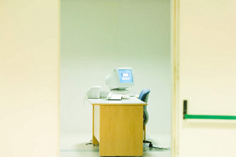 打电话,横图,室内,白天,正面,电脑,显示器,鼠标,键盘,打印机,摆设,桌子,电话,椅子,朦胧,模糊,网络,办公桌,墙,输入设备,通讯设备,装潢,墙壁,墙面,话筒,电话线,台式电脑,一台,通信设备,输出设备,一部,交流,电话机,沟通,通话,半身,彩图