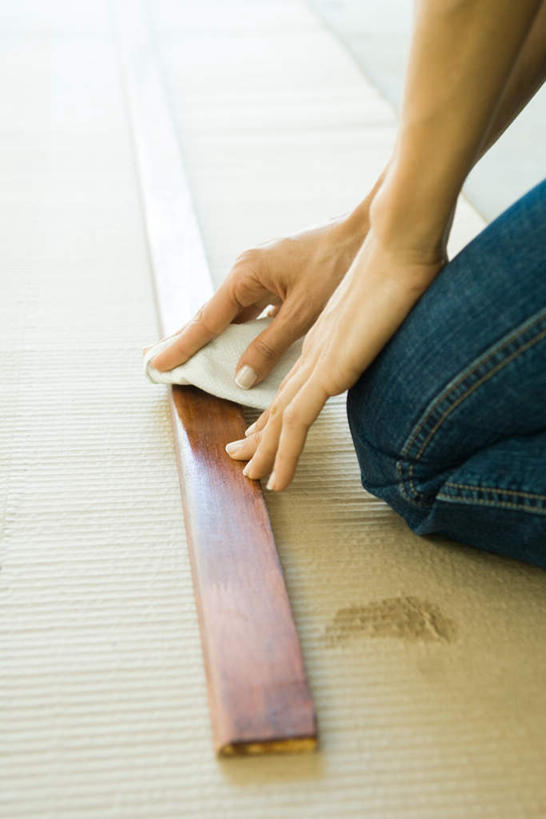 西方人,一个人,蹲,竖图,俯视,室内,白天,地板,欧洲,欧洲人,仅一个男性,仅一个人,擦,服装,纺织物,地面,休闲装,木地板,仅一个年轻男性,衣服,毛巾,按,清洁,休闲,休闲服,服饰,保暖,透气,防水,储水,耐磨,吸水,男人,男性,年轻男性,白种人,蹲着,半身,彩图,高角度拍摄