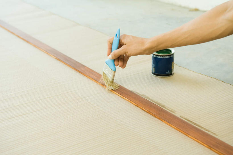 西方人,手,一个人,蹲,横图,俯视,室内,特写,白天,地板,装修,欧洲,欧洲人,仅一个男性,仅一个人,装饰,材料,地面,刷,装潢,木地板,仅一个年轻男性,粉刷,刷子,按,手部,油漆,保护,单手,涂料,男人,男性,年轻男性,白种人,蹲着,半身,彩图,高角度拍摄