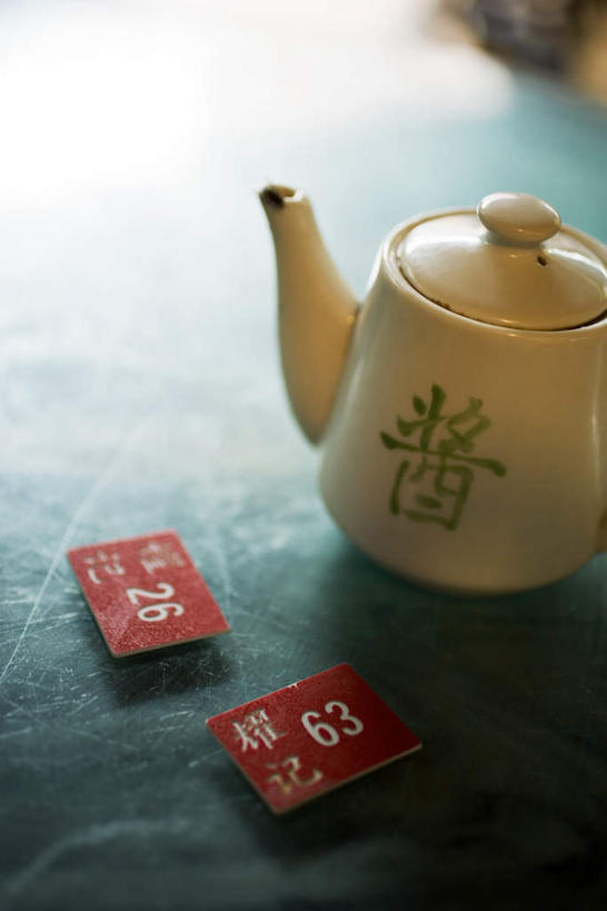 无人,竖图,俯视,室内,特写,白天,餐桌,茶,桌子,朦胧,模糊,标志,壶,数字,文字,字符,文化,标识,水壶,茶壶,汉字,阿拉伯数字,餐台,中文,一壶,国文,华文,彩图,高角度拍摄
