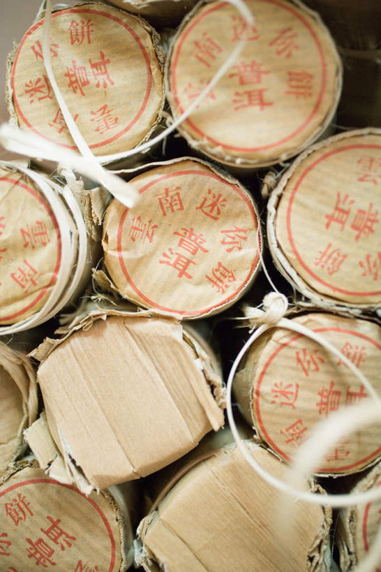 无人,竖图,室内,特写,白天,正面,幸福,茶,一堆,堆叠,堆积,包装,标志,文字,字符,茶叶,娱乐,标识,享受,休闲,温馨,汉字,放松,乐趣,堆,提神,舒适,中文,圆柱体,醒脑,国文,华文,黑茶,普洱茶,彩图