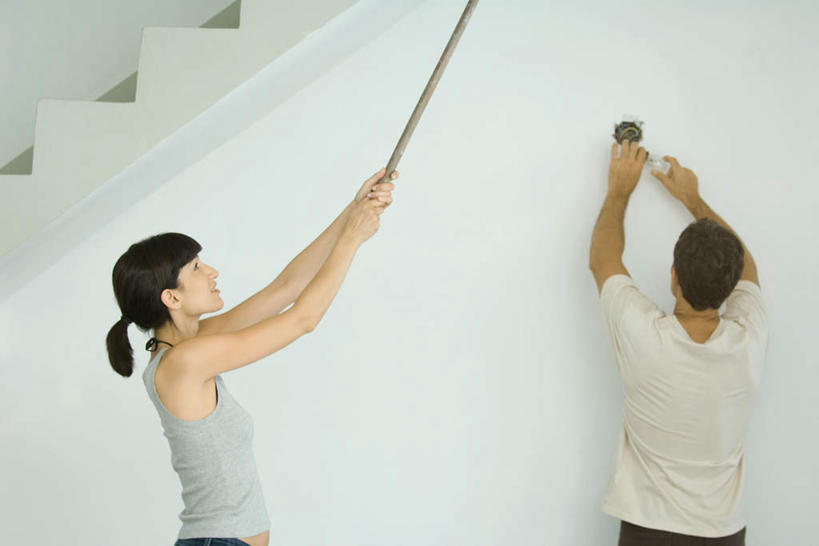 西方人,两个人,站,横图,室内,白天,楼梯,门,装修,欧洲,欧洲人,服装,装饰,壁灯,材料,阶梯,墙,灯光,刷,注视,休闲装,装潢,墙壁,墙面,台阶,灯,背面,衣服,粉刷,刷子,灯具,门框,观察,看,站着,休闲,休闲服,爬,服饰,观看,油漆,保护,涂料,装,察看,照明设备,关注,男人,男性,年轻男性,年轻女性,女人,女性,白种人,站立,半身,彩图