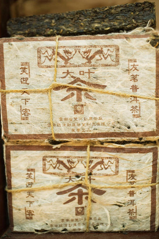 无人,竖图,室内,特写,白天,正面,幸福,茶,欧洲,堆叠,包装,标志,方形,文字,纸箱,字符,茶叶,文化,娱乐,标识,捆,绳子,箱子,享受,休闲,温馨,汉字,放松,乐趣,堆,绳索,提神,舒适,中文,醒脑,包装箱,国文,华文,黑茶,普洱茶,彩图