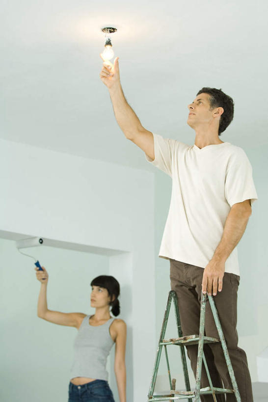 西方人,两个人,站,攀登,竖图,室内,白天,仰视,门,装修,欧洲,欧洲人,服装,装饰,壁灯,材料,梯子,扶梯,阶梯,墙,灯光,刷,注视,休闲装,装潢,墙壁,墙面,灯,衣服,粉刷,刷子,灯具,门框,观察,看,站着,休闲,休闲服,爬,服饰,观看,上升,油漆,保护,涂料,装,察看,照明设备,关注,人字梯,登高,男人,男性,年轻男性,年轻女性,女人,女性,白种人,攀爬,抬头,仰头,站立,半身,彩图,低角度拍摄