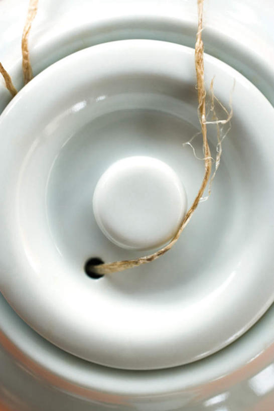 无人,竖图,俯视,室内,特写,白天,静物,圆形,盖子,壶,陶瓷,陶瓷制品,水壶,一个,茶壶,绳子,单个,绳索,彩图,高角度拍摄