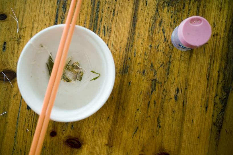 无人,横图,俯视,室内,特写,白天,水,餐桌,筷子,桌子,静物,餐具,牙签,液体,水滴,骨头,文化,传统,一个,碗,单个,餐台,礼节,礼仪,进餐用具,彩图,高角度拍摄