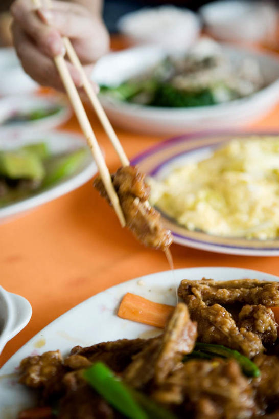 米饭,东方人,手,一个人,竖图,俯视,室内,白天,烹饪,中餐,筷子,蔬菜,餐具,亚洲,仅一个男性,仅一个人,仅一个中年男性,新鲜,碟子,盘,陶瓷,青椒,料理,食品,陶瓷制品,饭,拿,两碗,拿着,黄种人,文化,传统,菜肴,美食,食物,盘子,容器,碟,碗,手部,中式,佳肴,有机食品,绿色食品,储藏,礼节,五谷,储存,礼仪,大椒,菜椒,男人,男性,中年男性,亚洲人,进餐用具,烹调用具,甜椒,柿子椒,灯笼椒,半身,彩图,高角度拍摄,贮存